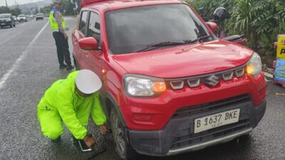 Personel Satlantas Polresta Bandara Soetta membantu Pengemudi grab yang Pecah Ban dan mengantarkan Penumpangnya menghindari keterlambatan ke Terminal 2 Bandara Soetta.