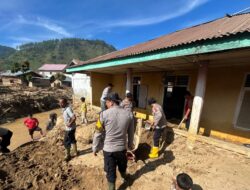 Personel Polres Aceh Tengah dan BKO Brimob Gotong Royong Pulihkan Dua Fasilitas Ibadah