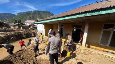 Personel Polres Aceh Tengah dan BKO Brimob Gotong Royong Pulihkan Dua Fasilitas Ibadah Personel Polres Aceh Tengah dan BKO Brimob Gotong Royong Pulihkan Dua Fasilitas Ibadah