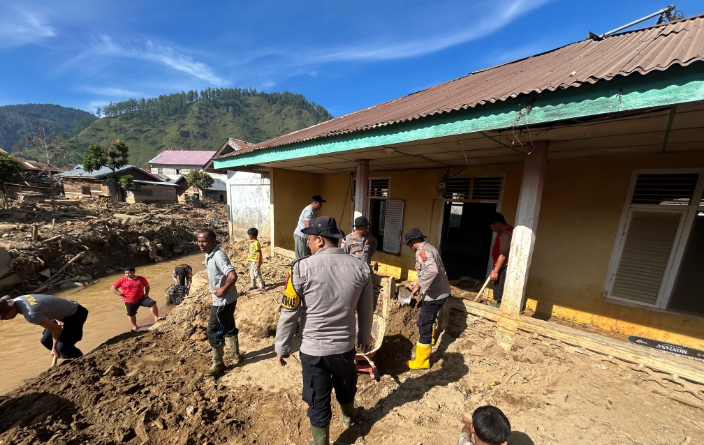 Personel Polres Aceh Tengah dan BKO Brimob Gotong Royong Pulihkan Dua Fasilitas Ibadah