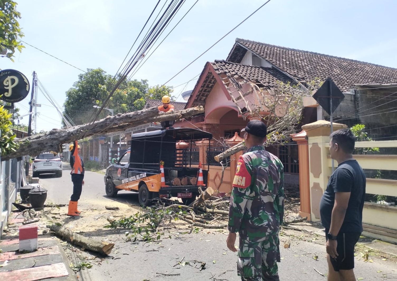 Babinsa Karangtengah, Sigap Bantu Evakuasi Rumah Warga Tertimpa Pohon Tumbang Akibat Angin Kencang