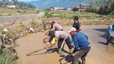 Meski Libur Akhir Pekan, Polres Aceh Tengah dan Brimob Polda Aceh Tetap Mengabdi Bantu Masyarakat Pascabencana Meski Libur Akhir Pekan, Polres Aceh Tengah dan Brimob Polda Aceh Tetap Mengabdi Bantu Masyarakat Pascabencana