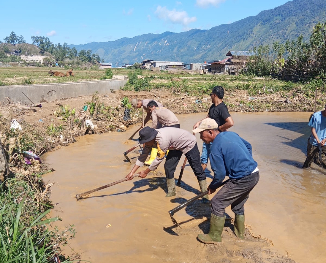 Meski Libur Akhir Pekan, Polres Aceh Tengah dan Brimob Polda Aceh Tetap Mengabdi Bantu Masyarakat Pascabencana
