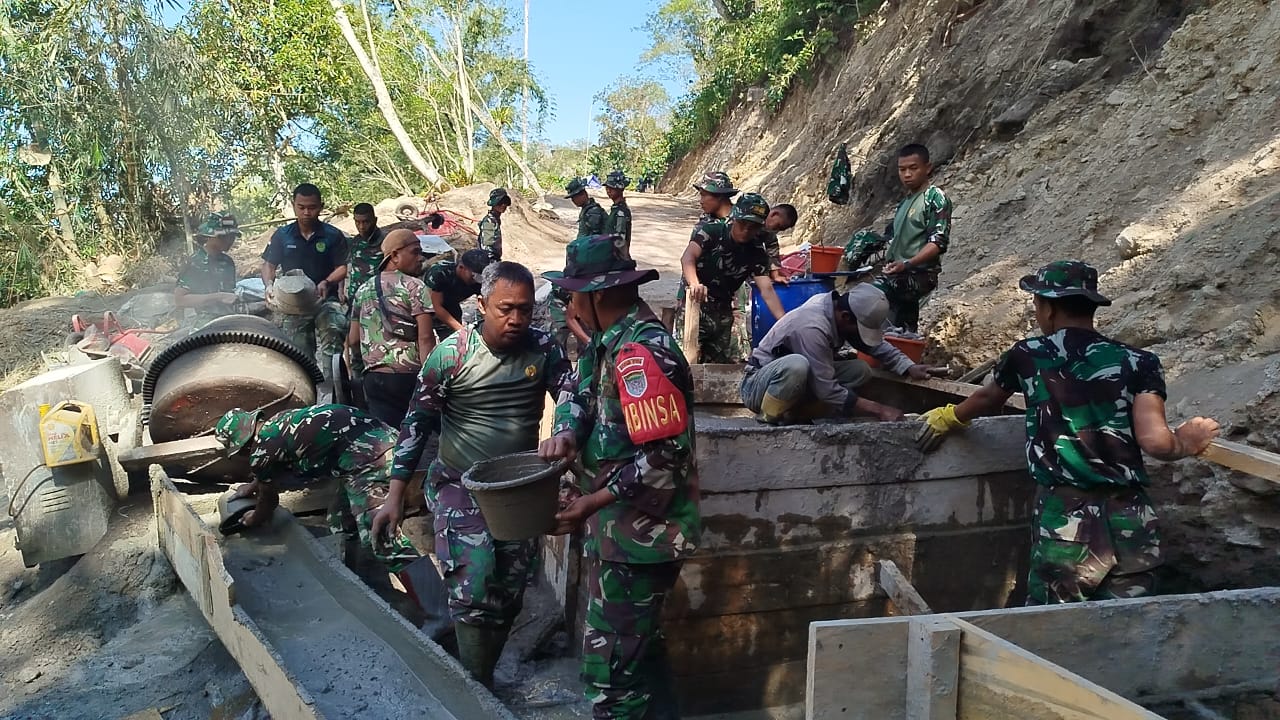 Pembangunan Jembatan Gantung Burni Bius Capai 39 Persen, Babinsa Lakukan Monitoring