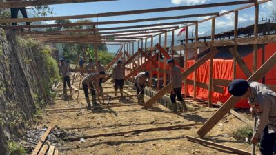 Polsek Bintang Bersama Brimob Polda Aceh Gotong Royong Bangun Rumah Sementara Pascabencana