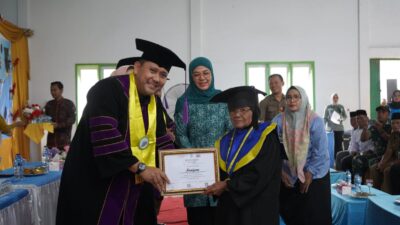 Toga Diatas Kerutan, Mbah Saniem Memetik Ilmu Menjemput ‘Bintang’