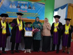 Salut dan Bangga, Bupati M. Syukur Wisudakan 150 Lansia Tangguh S1 dan S2 di Pamenang Barat