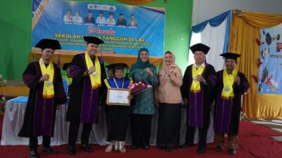 Salut dan Bangga, Bupati M. Syukur Wisudakan 150 Lansia Tangguh S1 dan S2 di Pamenang Barat