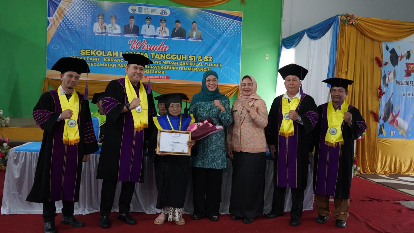 Salut dan Bangga, Bupati M. Syukur Wisudakan 150 Lansia Tangguh S1 dan S2 di Pamenang Barat