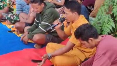 Duduk Besinggung Lutut, Tumenggung Jon Sebut Bupati M. Syukur Rajo yang Bijak: Kami Mau Ikuti Arahannya Duduk Besinggung Lutut, Tumenggung Jon Sebut Bupati M. Syukur Rajo yang Bijak: Kami Mau Ikuti Arahannya