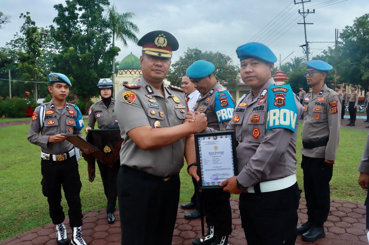 Polres Sarolangun Gelar Upacara Pemberian Penghargaan Kepada Personil Yang Berhasil Ungkap Kasus Ganja 40Kg.