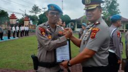 *Polres Sarolangun Gelar Upacara Pemberian Penghargaan Kepada Personil Yang Berhasil Ungkap Kasus Ganja 40Kg.*   Kepolisian Resor (Polres) Sarolangun menggelar upacara pemberian penghargaan serta penyerahan tanda kehormatan kepada personel berprestasi di halaman Mapolres Sarolangun, Rabu (29/01/26) pagi.  Upacara berlangsung khidmat dan dipimpin langsung oleh Kapolres Sarolangun, AKBP Wendi Oktariansyah, S.I.K., M.H., Kegiatan tersebut dihadiri Wakapolres Sarolangun Kompol Aswindo Indriadi, S.Kom, MH., jajaran Pejabat Utama (PJU), serta seluruh personel Perwira, Bintara, dan ASN Polres Sarolangun.  Dalam amanatnya, Kapolres Sarolangun menyampaikan bahwa pemberian penghargaan merupakan bentuk apresiasi institusi kepada personel yang telah menunjukkan dedikasi, loyalitas, serta kinerja melampaui tugas pokok dan fungsi yang diemban.  “Penghargaan ini diharapkan dapat menumbuhkan rasa bangga, menjadi teladan, serta memotivasi seluruh personel untuk terus meningkatkan kinerja dalam mewujudkan kerja berkolaborasi, solidaritas, dan gotong royong untuk mengatasi tantangan serta mencapai tujuan bersama “Bersama Kita Bisa ,” kata AKBP Wendi .  Selain penghargaan prestasi, Kapolres juga menyerahkan Piagam Penghargaan sebagai bentuk penghormatan negara kepada anggota Polri yang telah menunjukkan apresiasi atas dedikasi, kerja keras, dan prestasi luar biasa yang melebihi panggilan tugas.  Sebanyak 10 personel menerima penghargaan atas prestasi khusus.  Adapun prestasi yang mendapatkan apresiasi di antaranya personel Satres Narkoba, KBO Narkoba Iptu F. Aritonang, Aiptu HS. Perangin Angin, Aiptu Zulkarnain, Brigpol Ari Anggara, Briptu Yongki, Bripda Husin dan Personil Propam Aiptu Fry Bob Sihombing, Aipda Wahyudi AR. Bripka Leonardo Tamba dan Brigpol Awaludin Lubis.  Menutup rangkaian upacara, Kapolres Sarolangun menekankan pentingnya menjaga integritas, profesionalisme, serta moralitas sebagai anggota Polri, baik dalam pelaksanaan tugas maupun dalam kehidupan bermasyarakat.  “Terima kasih atas dedikasi dan pengabdian yang luar biasa. Mari terus menjaga soliditas, meningkatkan sinergi, dan memberikan pelayanan terbaik kepada masyarakat, bangsa, dan negara, khususnya di Kabupaten Sarolangun,” ujarnya.  Upacara ditutup dengan pemberian ucapan selamat oleh Kapolres Sarolangun yang diikuti seluruh peserta upacara kepada para penerima penghargaan sebagai bentuk dukungan dan kebanggaan bersama.