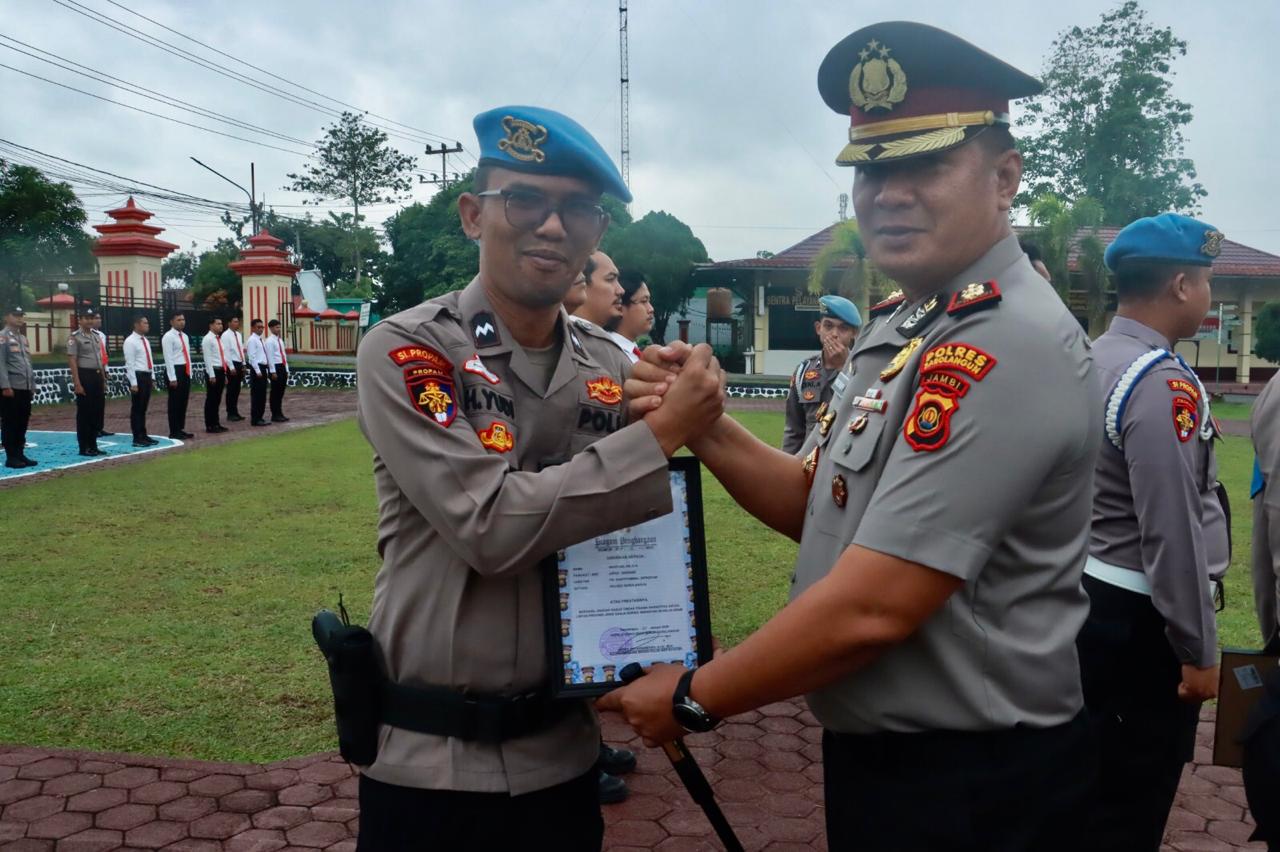 *Polres Sarolangun Gelar Upacara Pemberian Penghargaan Kepada Personil Yang Berhasil Ungkap Kasus Ganja 40Kg.*   Kepolisian Resor (Polres) Sarolangun menggelar upacara pemberian penghargaan serta penyerahan tanda kehormatan kepada personel berprestasi di halaman Mapolres Sarolangun, Rabu (29/01/26) pagi.  Upacara berlangsung khidmat dan dipimpin langsung oleh Kapolres Sarolangun, AKBP Wendi Oktariansyah, S.I.K., M.H., Kegiatan tersebut dihadiri Wakapolres Sarolangun Kompol Aswindo Indriadi, S.Kom, MH., jajaran Pejabat Utama (PJU), serta seluruh personel Perwira, Bintara, dan ASN Polres Sarolangun.  Dalam amanatnya, Kapolres Sarolangun menyampaikan bahwa pemberian penghargaan merupakan bentuk apresiasi institusi kepada personel yang telah menunjukkan dedikasi, loyalitas, serta kinerja melampaui tugas pokok dan fungsi yang diemban.  “Penghargaan ini diharapkan dapat menumbuhkan rasa bangga, menjadi teladan, serta memotivasi seluruh personel untuk terus meningkatkan kinerja dalam mewujudkan kerja berkolaborasi, solidaritas, dan gotong royong untuk mengatasi tantangan serta mencapai tujuan bersama “Bersama Kita Bisa ,” kata AKBP Wendi .  Selain penghargaan prestasi, Kapolres juga menyerahkan Piagam Penghargaan sebagai bentuk penghormatan negara kepada anggota Polri yang telah menunjukkan apresiasi atas dedikasi, kerja keras, dan prestasi luar biasa yang melebihi panggilan tugas.  Sebanyak 10 personel menerima penghargaan atas prestasi khusus.  Adapun prestasi yang mendapatkan apresiasi di antaranya personel Satres Narkoba, KBO Narkoba Iptu F. Aritonang, Aiptu HS. Perangin Angin, Aiptu Zulkarnain, Brigpol Ari Anggara, Briptu Yongki, Bripda Husin dan Personil Propam Aiptu Fry Bob Sihombing, Aipda Wahyudi AR. Bripka Leonardo Tamba dan Brigpol Awaludin Lubis.  Menutup rangkaian upacara, Kapolres Sarolangun menekankan pentingnya menjaga integritas, profesionalisme, serta moralitas sebagai anggota Polri, baik dalam pelaksanaan tugas maupun dalam kehidupan bermasyarakat.  “Terima kasih atas dedikasi dan pengabdian yang luar biasa. Mari terus menjaga soliditas, meningkatkan sinergi, dan memberikan pelayanan terbaik kepada masyarakat, bangsa, dan negara, khususnya di Kabupaten Sarolangun,” ujarnya.  Upacara ditutup dengan pemberian ucapan selamat oleh Kapolres Sarolangun yang diikuti seluruh peserta upacara kepada para penerima penghargaan sebagai bentuk dukungan dan kebanggaan bersama.