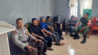 jalin hubungan baik antara Babinsa dan babinkamtibmas melaksanakan komsos bersama masyarakat dan pemuda desa mentawak jalin hubungan baik antara Babinsa dan babinkamtibmas melaksanakan komsos bersama masyarakat dan pemuda desa mentawak
