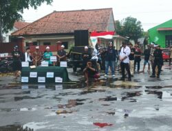 Replika Keranda Mayat Menjadi Simbol Bagi Warga Desa Gombang Dalam Aksi Menyuarakan Aspirasinya