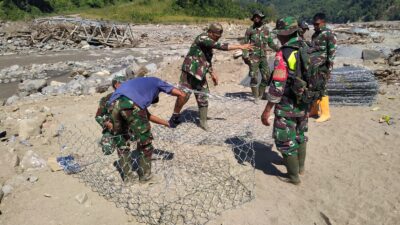 Babinsa Koramil 09/Ketol Bersama Yonzipur Bangun Jembatan Darurat Akses Tiga Desa Terisolir