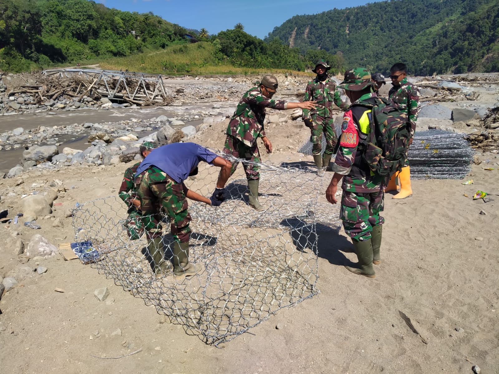 Babinsa Koramil 09/Ketol Bersama Yonzipur Bangun Jembatan Darurat Akses Tiga Desa Terisolir