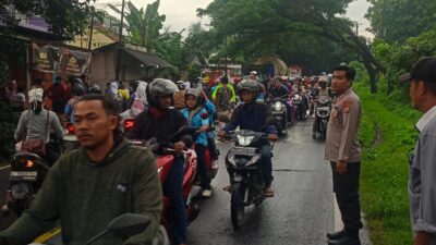 Anggota Polsek Rangkasbitung Polres Lebak cek TKP laka lantas di Jalan Raya Prof.Dr.Ir.Soetami