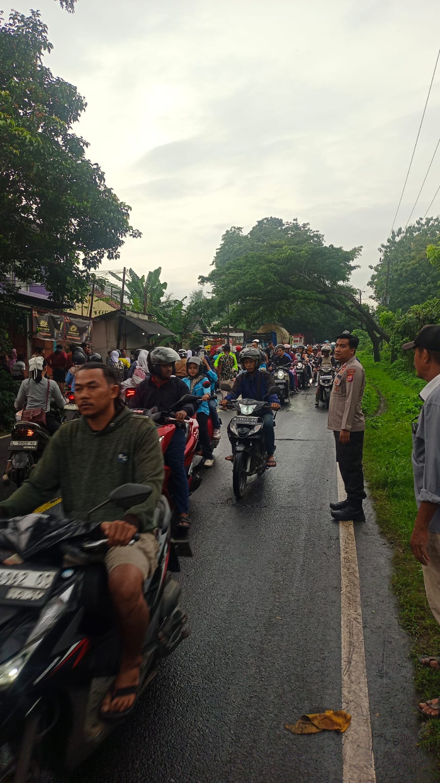 Anggota Polsek Rangkasbitung Polres Lebak cek TKP laka lantas di Jalan Raya Prof.Dr.Ir.Soetami