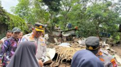 Tinjau Rumah Roboh di Kresek, Kapolresta Tangerang Pastikan Koordinasi Bantuan Pembangunan Ulang