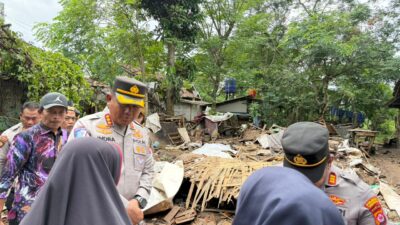 Tinjau Rumah Roboh di Kresek, Kapolresta Tangerang Pastikan Koordinasi Bantuan Pembangunan Ulang