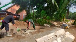 Bersama Warga, Babinsa Gotong Royong Perbaikan Jalan dan pengecoran Parit aliran air di Desa Lubuk Resam