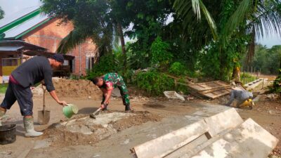 Bersama Warga, Babinsa Gotong Royong Perbaikan Jalan dan pengecoran Parit aliran air di Desa Lubuk Resam