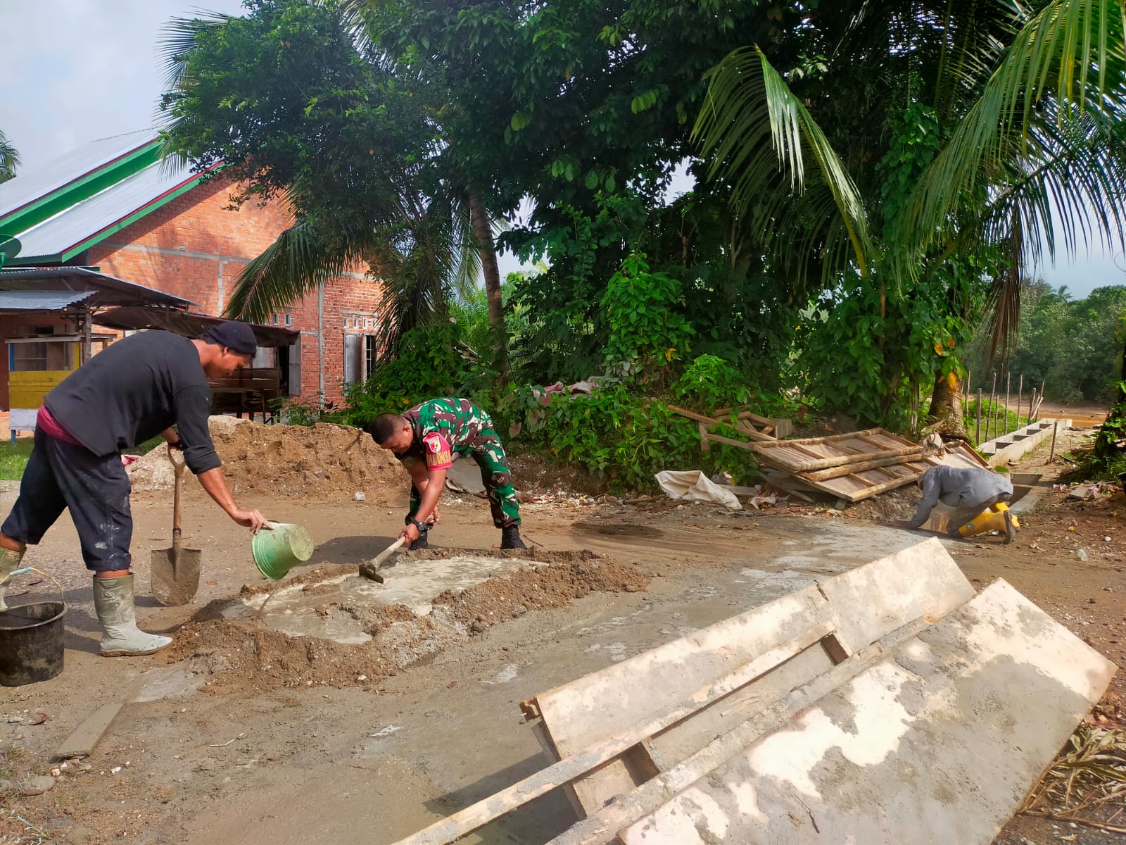 Bersama Warga, Babinsa Gotong Royong Perbaikan Jalan dan pengecoran Parit aliran air di Desa Lubuk Resam