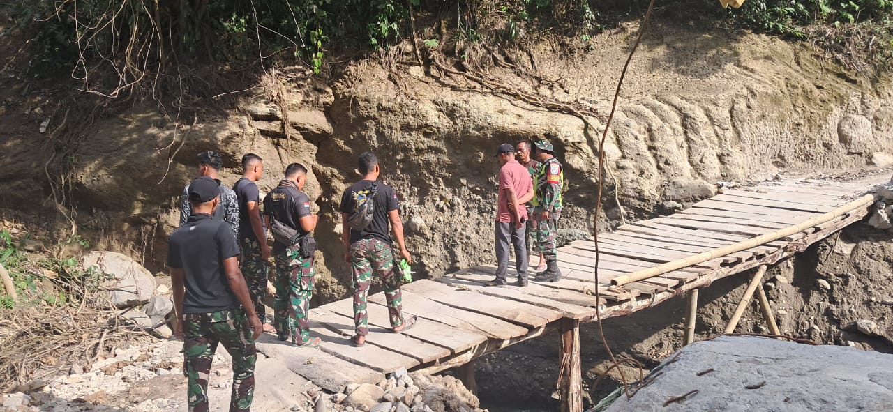 Babinsa Koramil 03/TG Dampingi Satgas Gulbencal Tinjau Lokasi Pembangunan Jembatan Bailey di Desa Gayo Setie