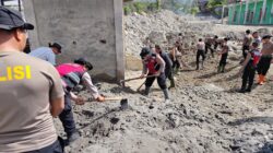 Sat Brimob Polda Aceh Bersama Polres Bener Meriah Laksanakan Pembersihan Lanjutan Meunasah KMAP Lampahan Pasca Bencana