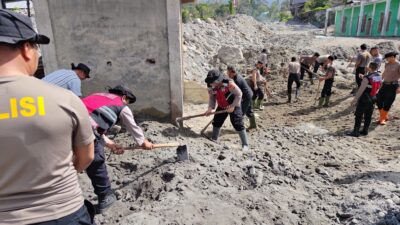 Sat Brimob Polda Aceh Bersama Polres Bener Meriah Laksanakan Pembersihan Lanjutan Meunasah KMAP Lampahan Pasca Bencana