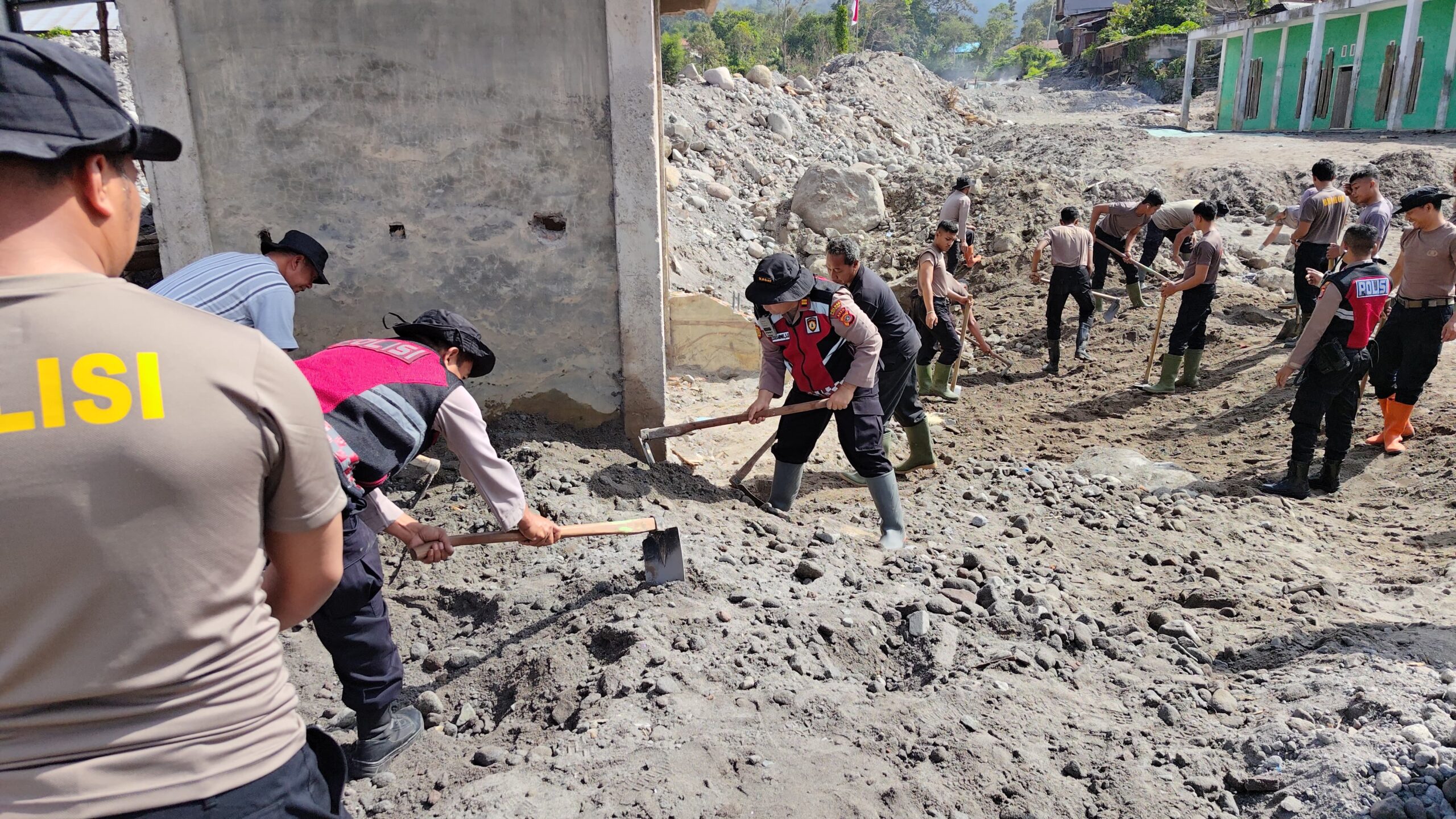 Sat Brimob Polda Aceh Bersama Polres Bener Meriah Laksanakan Pembersihan Lanjutan Meunasah KMAP Lampahan Pasca Bencana