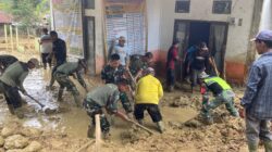 Sat Brimob Polda Aceh Bersama Polres Bener Meriah Laksanakan Pembersihan Lanjutan Meunasah KMAP Lampahan Pasca Bencana