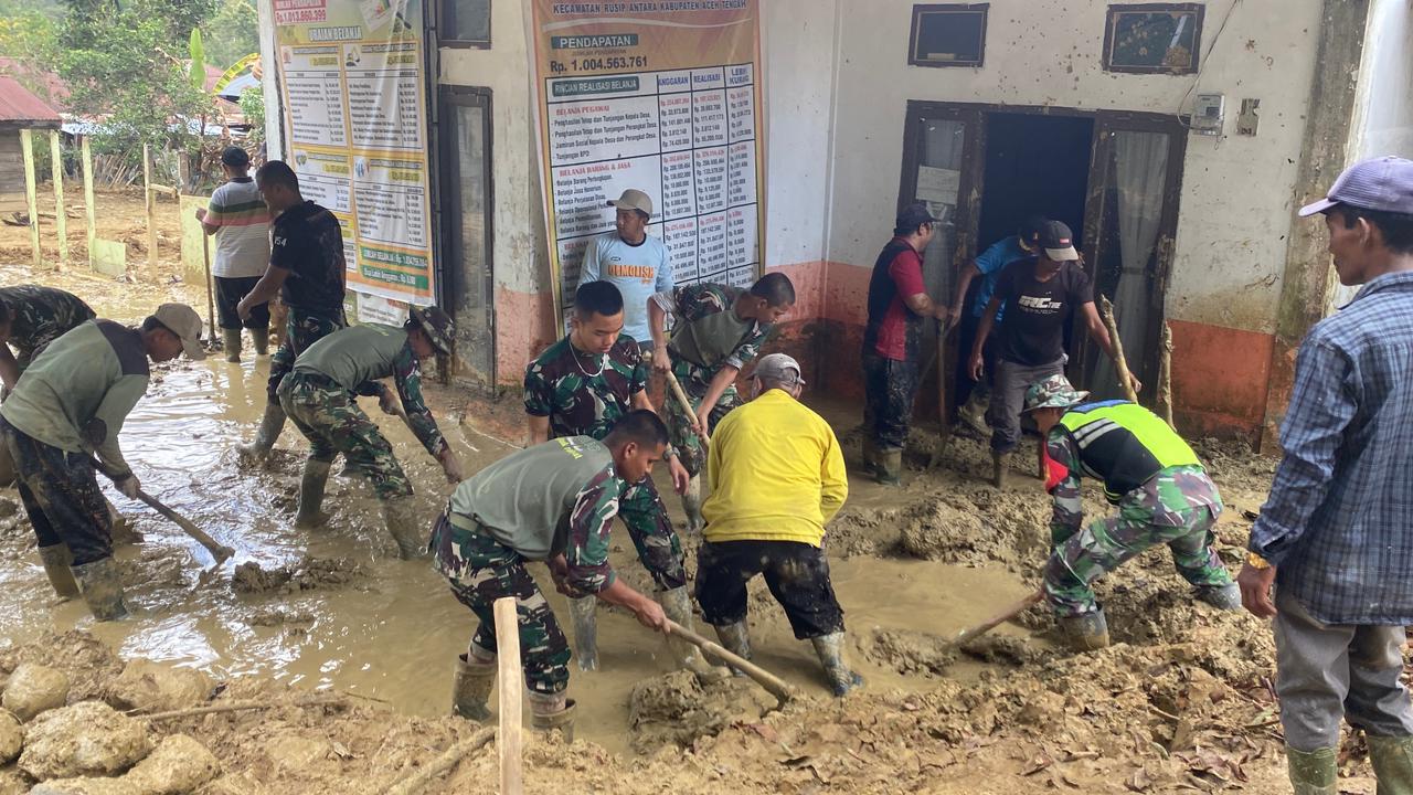 Sat Brimob Polda Aceh Bersama Polres Bener Meriah Laksanakan Pembersihan Lanjutan Meunasah KMAP Lampahan Pasca Bencana
