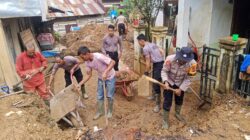 Personel Polres Aceh Tengah dan BKO Brimob Gotong Royong Bersihkan Fasilitas Umum di Dua Kecamatan Personel Polres Aceh Tengah dan BKO Brimob Gotong Royong Bersihkan Fasilitas Umum di Dua Kecamatan