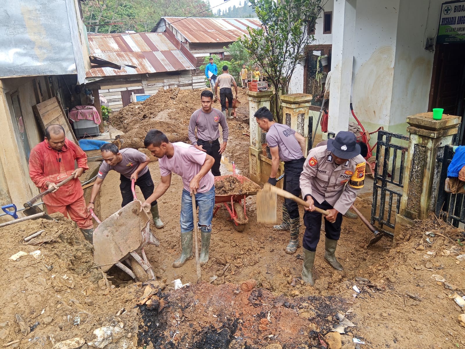Personel Polres Aceh Tengah dan BKO Brimob Gotong Royong Bersihkan Fasilitas Umum di Dua Kecamatan