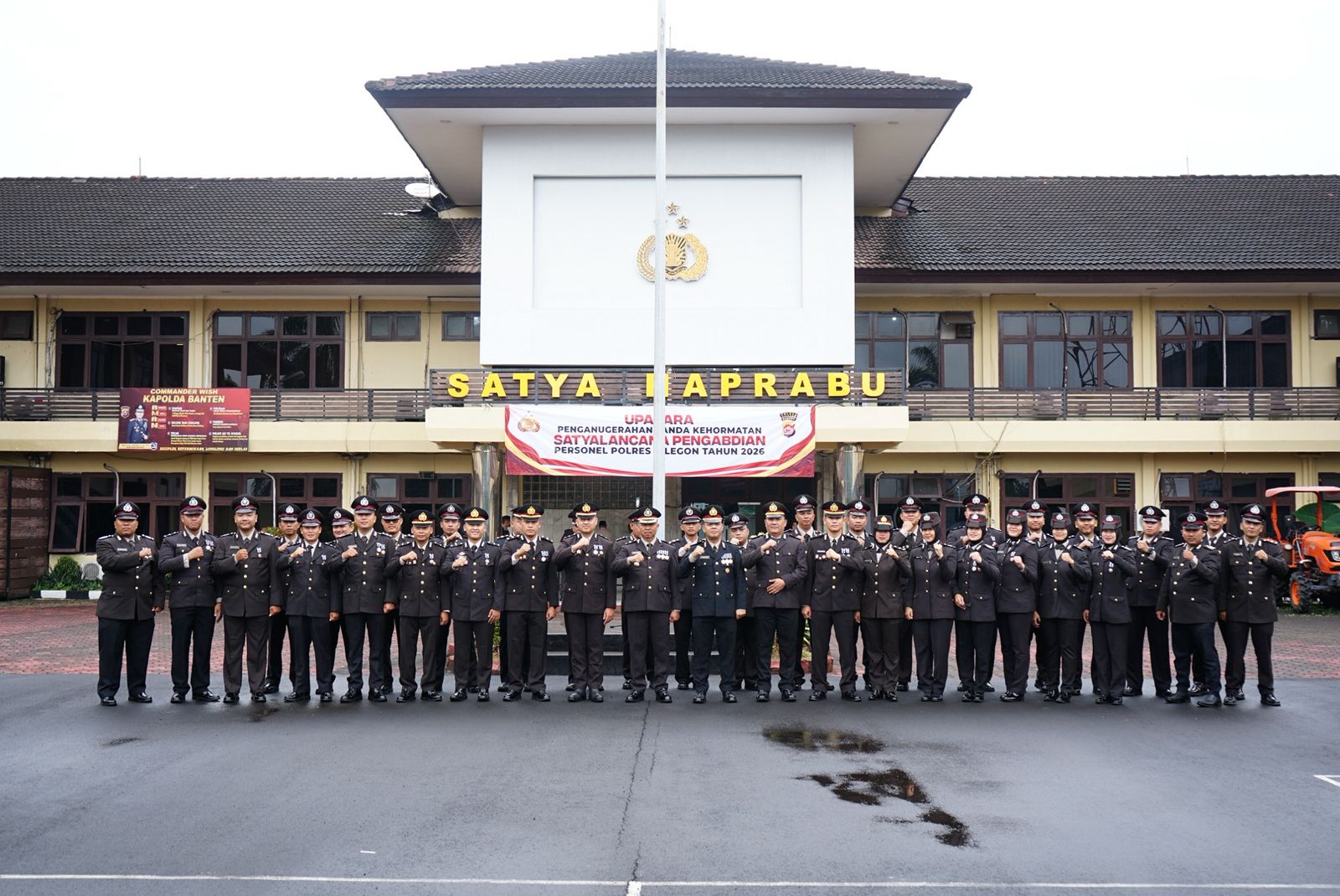 Polres Cilegon Anugerahkan Satya Lencana Pengabdian kepada 51 Personel Berprestasi