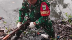 Kurangi Resiko Banjir, Babinsa dan Lurah Terjun ke Sungai.