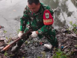 Kurangi Resiko Banjir, Babinsa dan Lurah Terjun ke Sungai.