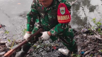 Kurangi Resiko Banjir, Babinsa dan Lurah Terjun ke Sungai.