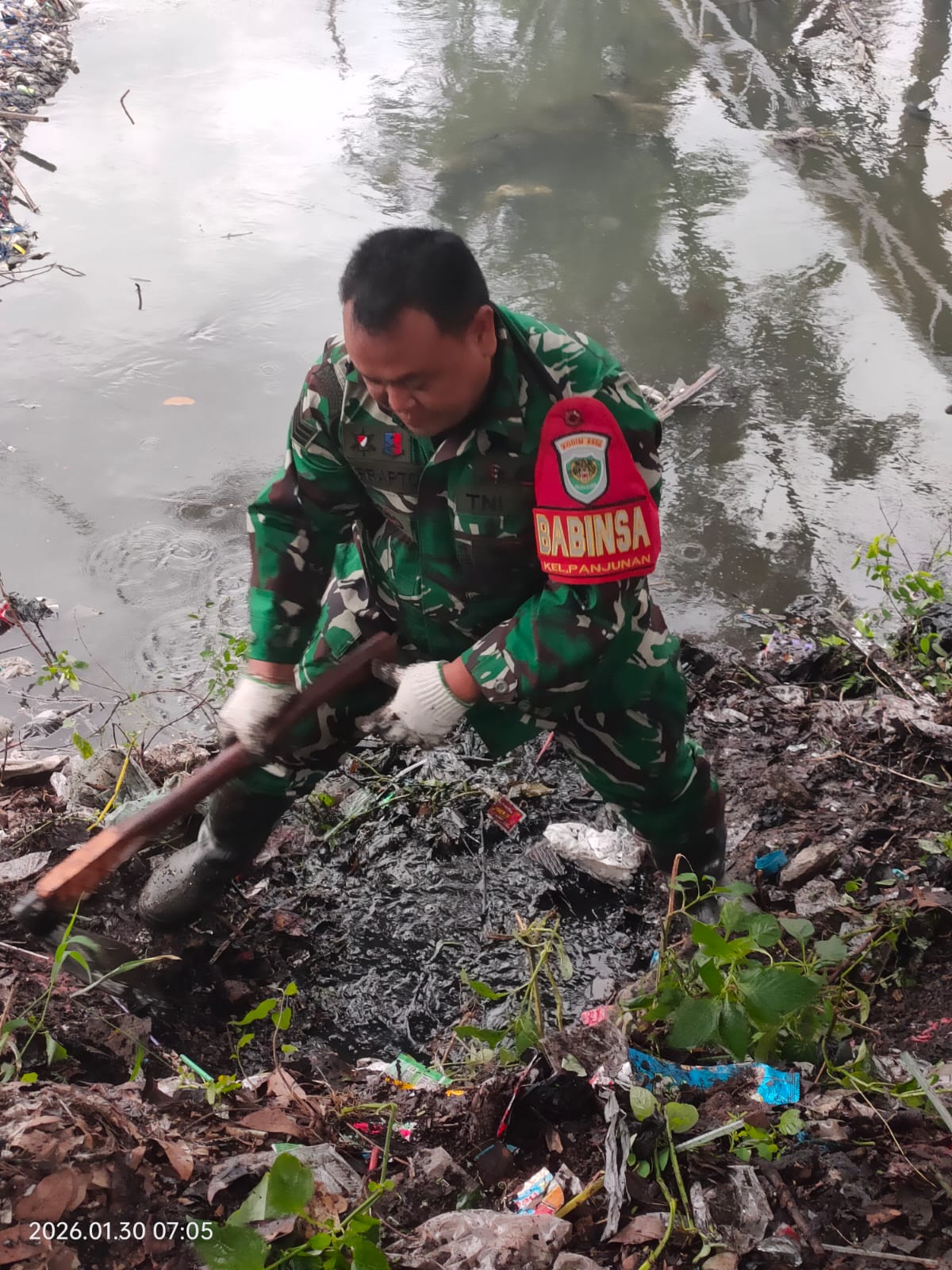 Kurangi Resiko Banjir, Babinsa dan Lurah Terjun ke Sungai.