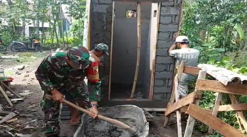 Menjaga Kesehatan Lingkungan, Sertu Supiansyah bersama Warga Wonorejo Bangun MCK