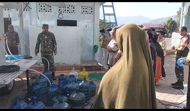 TNI Menyalurkan Mobil Penjernih Air Bantuan Dari Kemenko Polkam Untuk Warga Terdampak