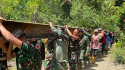 Wujudkan Kemanunggalan TNI–Rakyat, Koramil 08/Silih Nara Bersama Warga Bangun Jembatan Darurat