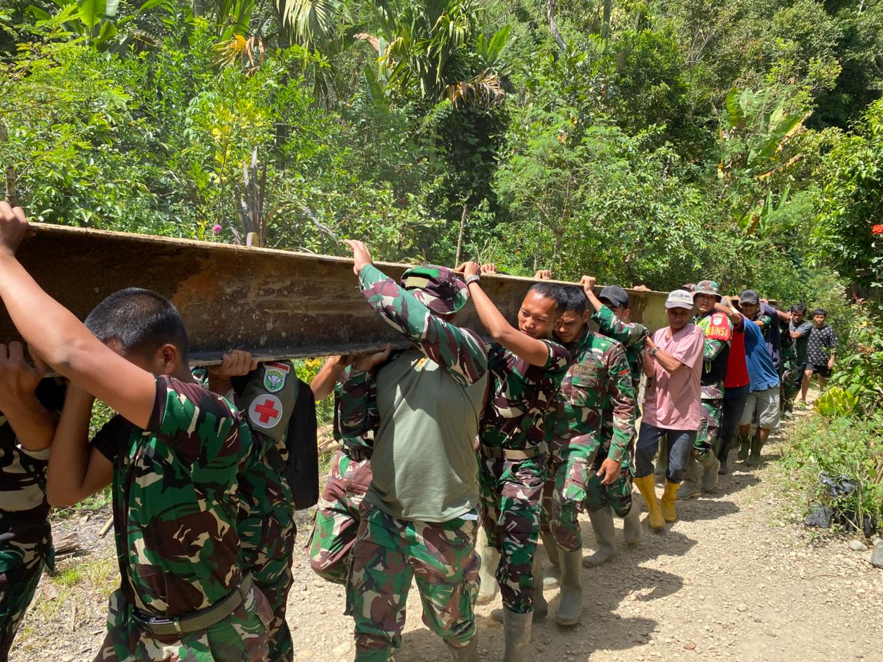 Wujudkan Kemanunggalan TNI–Rakyat, Koramil 08/Silih Nara Bersama Warga Bangun Jembatan Darurat