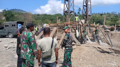 Dandim 0106/Aceh Tengah Tinjau Pengecoran Pondasi Jembatan Gantung di Desa Burlah