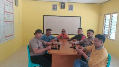 Babinsa Koramil 420-08/Tabir, Serda Abdullah Paisal, Laksanakan Komsos Bersama Bhabinkamtibmas dan Warga di Desa Air Batu, Kecamatan Tabir Ilir. Babinsa Koramil 420-08/Tabir, Serda Abdullah Paisal, Laksanakan Komsos Bersama Bhabinkamtibmas dan Warga di Desa Air Batu, Kecamatan Tabir Ilir.