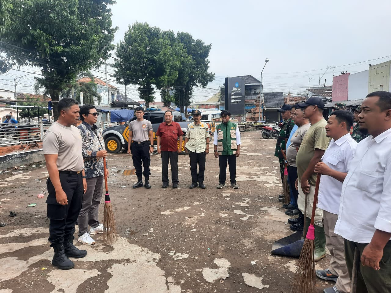 Kapolsek Susukan Pimpin Bersih-bersih Pasar Susukan dalam Rangka Operasi Jabar Bersih