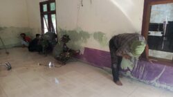 Satgas Kodim 0106/Aceh Tengah Bersama Warga Bersihkan dan Cat Musala Ar-Rahmah Pasca Bencana