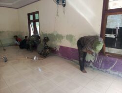 Satgas Kodim 0106/Aceh Tengah Bersama Warga Bersihkan dan Cat Musala Ar-Rahmah Pasca Bencana